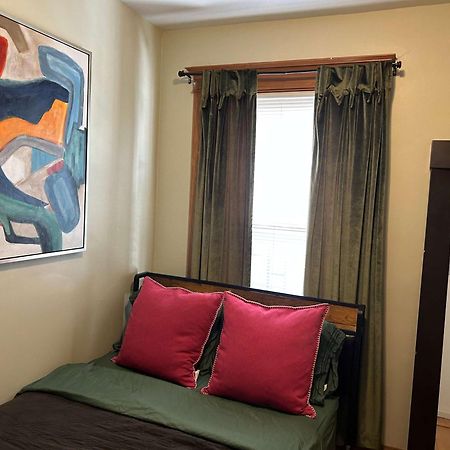 Green Room In Dorothys Bnb Chicago Bagian luar foto