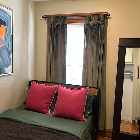 Green Room In Dorothys Bnb Chicago Bagian luar foto