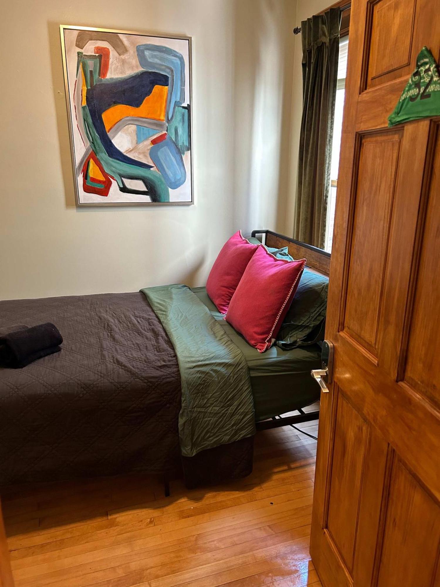 Green Room In Dorothys Bnb Chicago Bagian luar foto