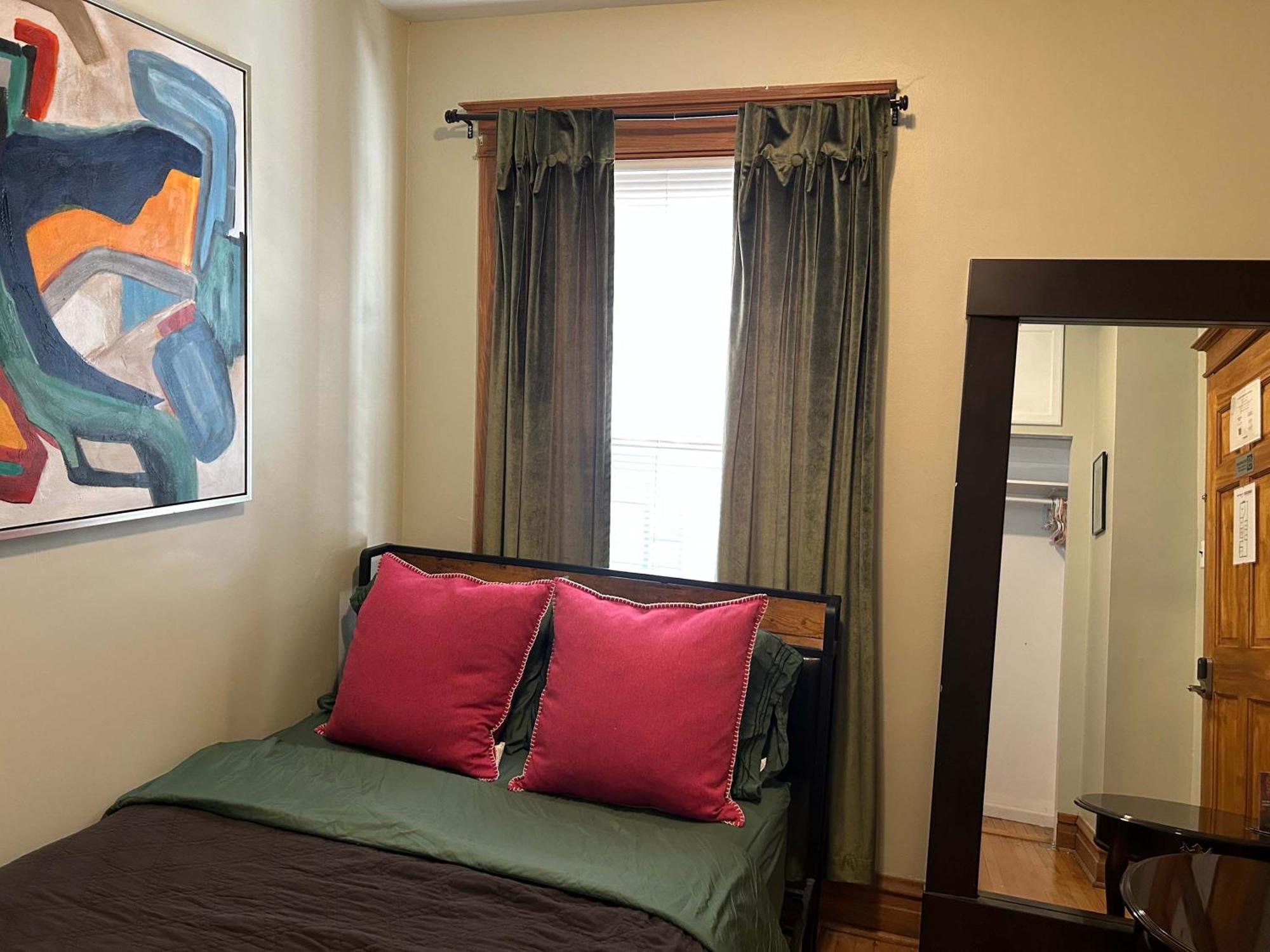 Green Room In Dorothys Bnb Chicago Bagian luar foto